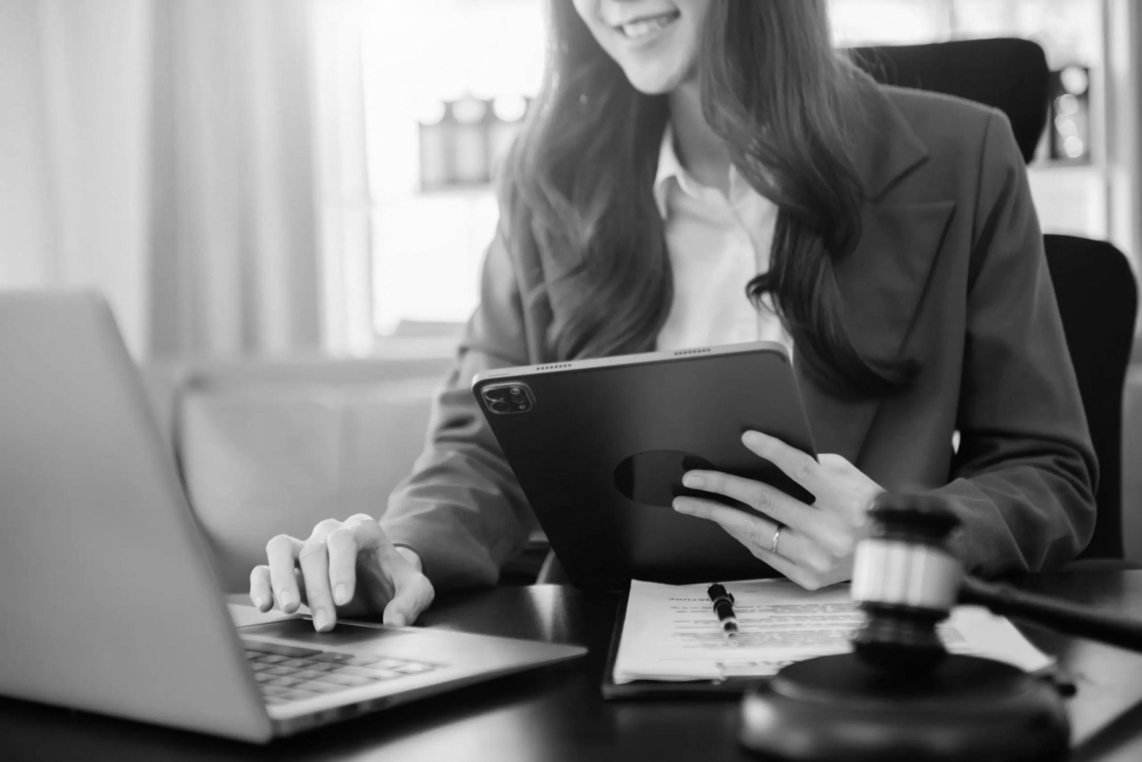 Praktische Finanzübungen während Online-Schulung